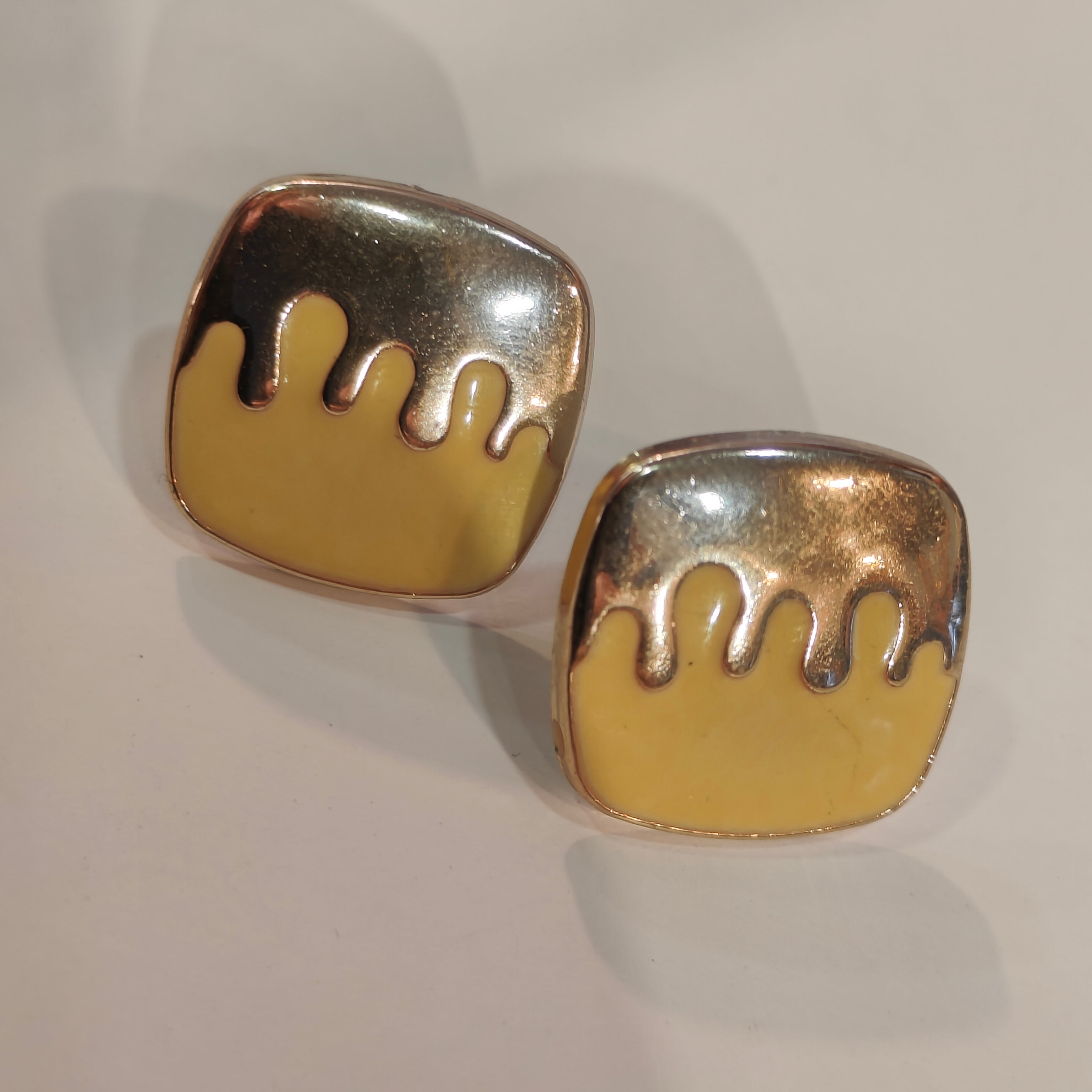 Small yellow stone studs